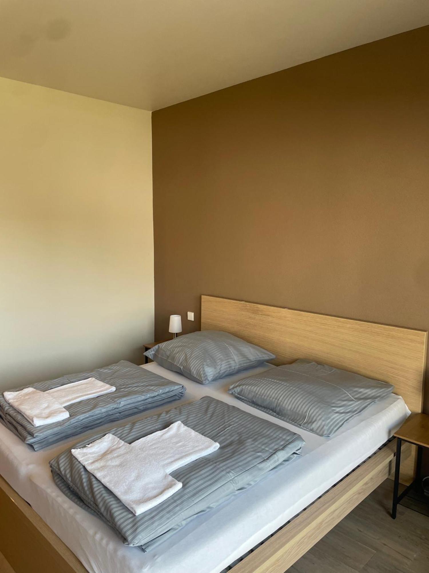 Modernes & Gepflegtes Hotelzimmer Mit Kueche! Bernstadt  Exterior photo