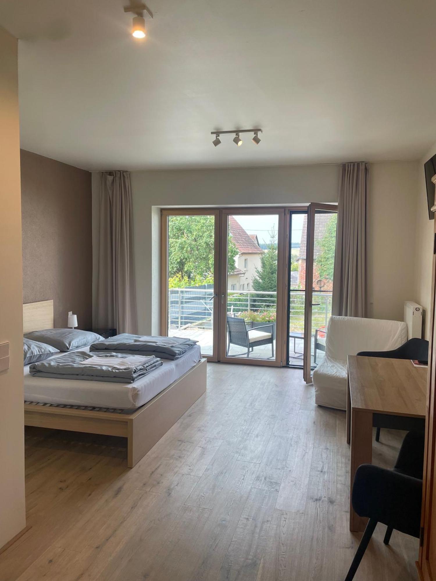Modernes & Gepflegtes Hotelzimmer Mit Kueche! Bernstadt  Exterior photo